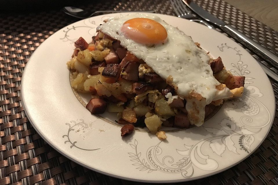 Kartoffel-Leberkäse-Pfanne mit Spiegelei