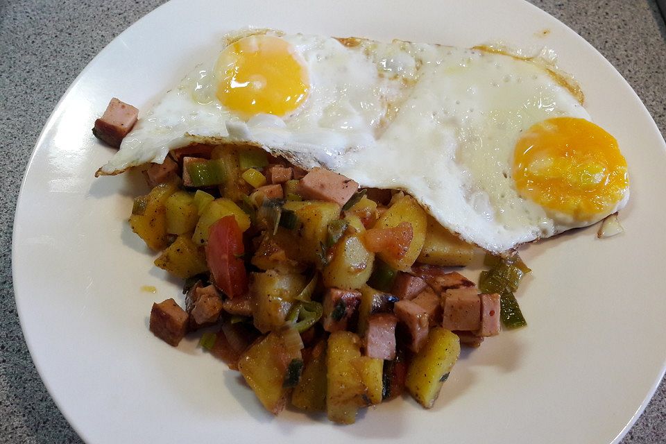 Kartoffel-Leberkäse-Pfanne mit Spiegelei