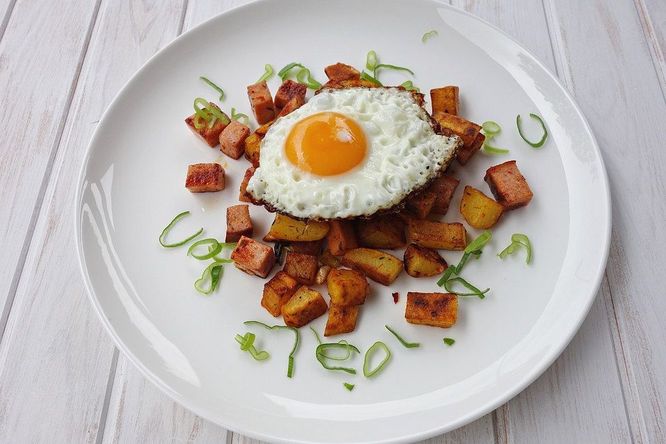 Kartoffel-Leberkäse-Pfanne mit Spiegelei