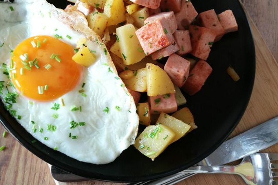 Kartoffel-Leberkäse-Pfanne mit Spiegelei