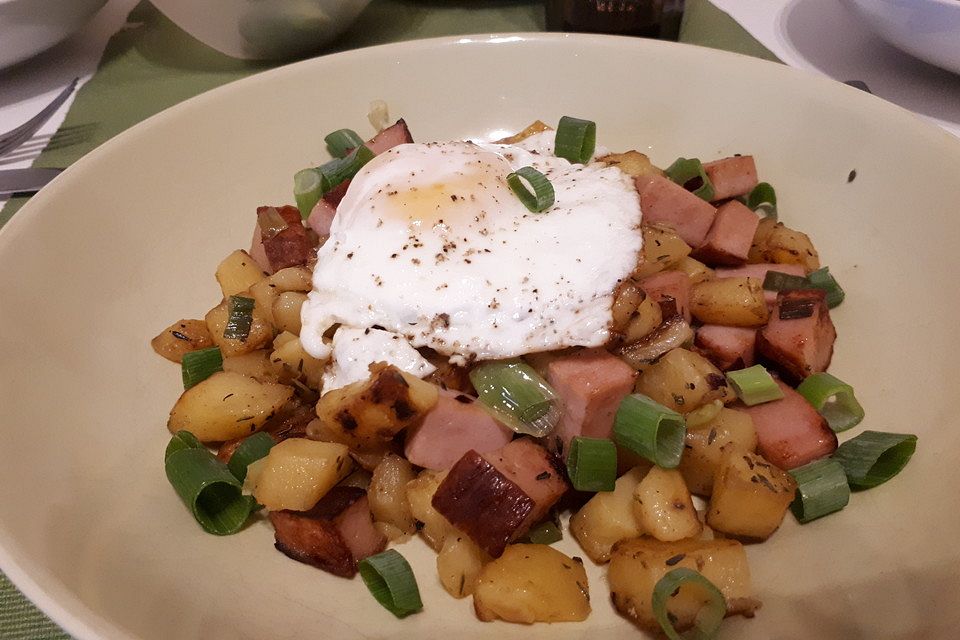 Kartoffel-Leberkäse-Pfanne mit Spiegelei