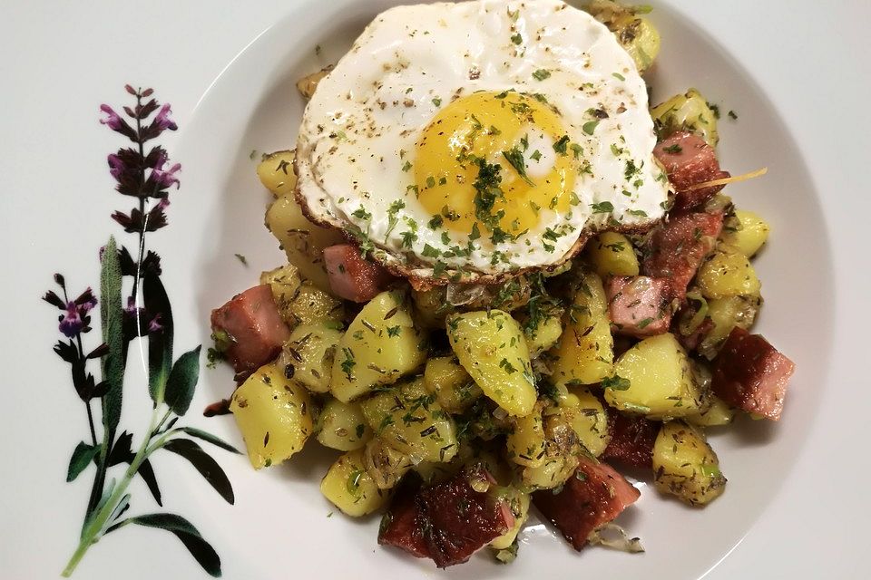 Kartoffel-Leberkäse-Pfanne mit Spiegelei