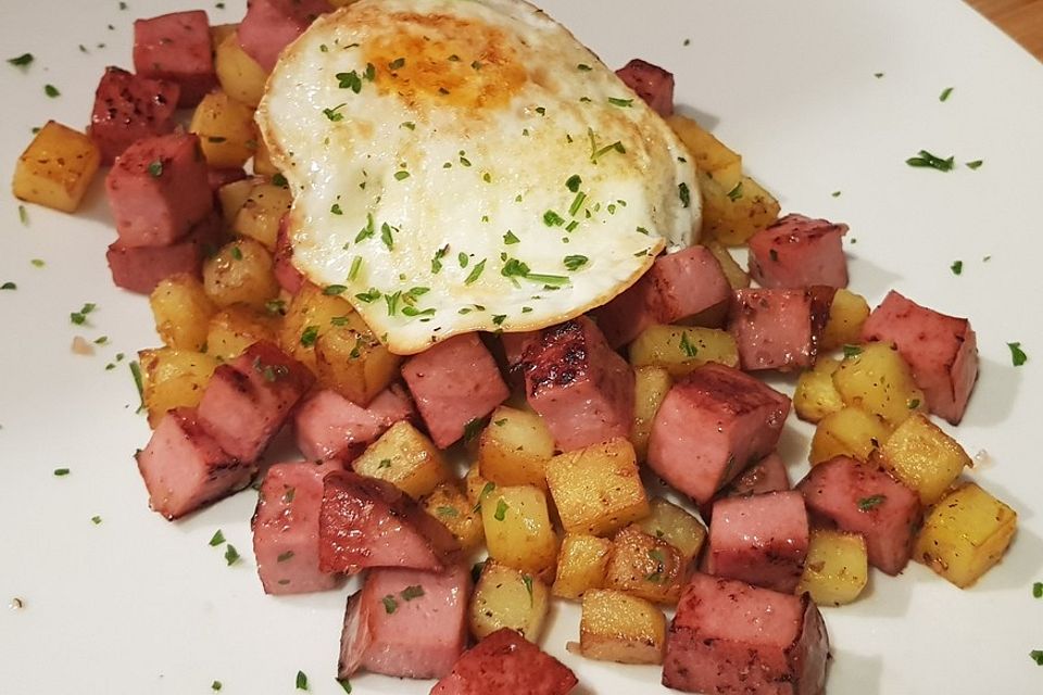 Kartoffel-Leberkäse-Pfanne mit Spiegelei