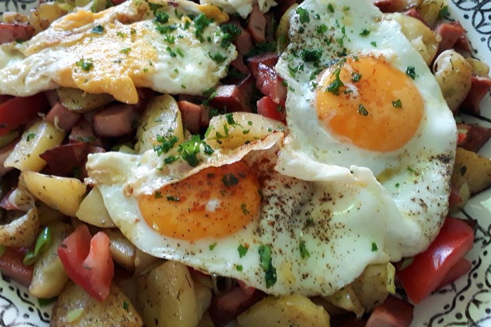 Kartoffel-Leberkäse-Pfanne mit Spiegelei