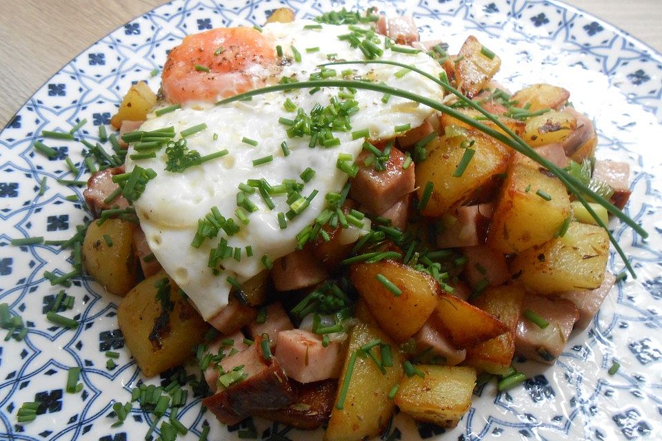 Kartoffel-Leberkäse-Pfanne mit Spiegelei