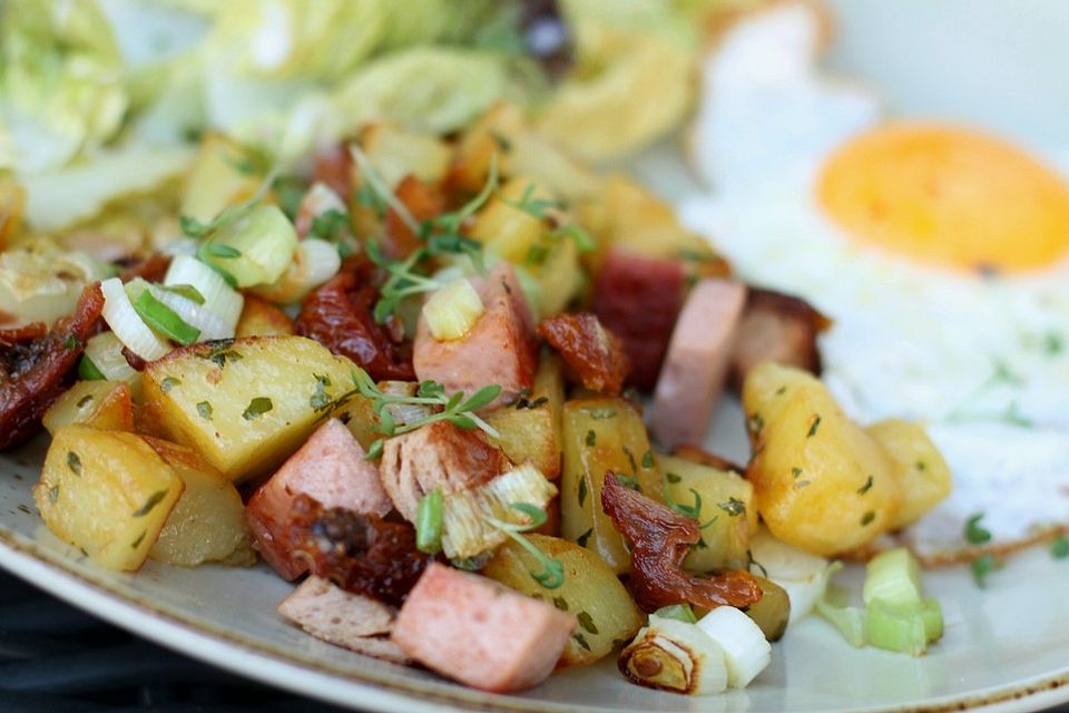 Kartoffel-Leberkäse-Pfanne mit Spiegelei