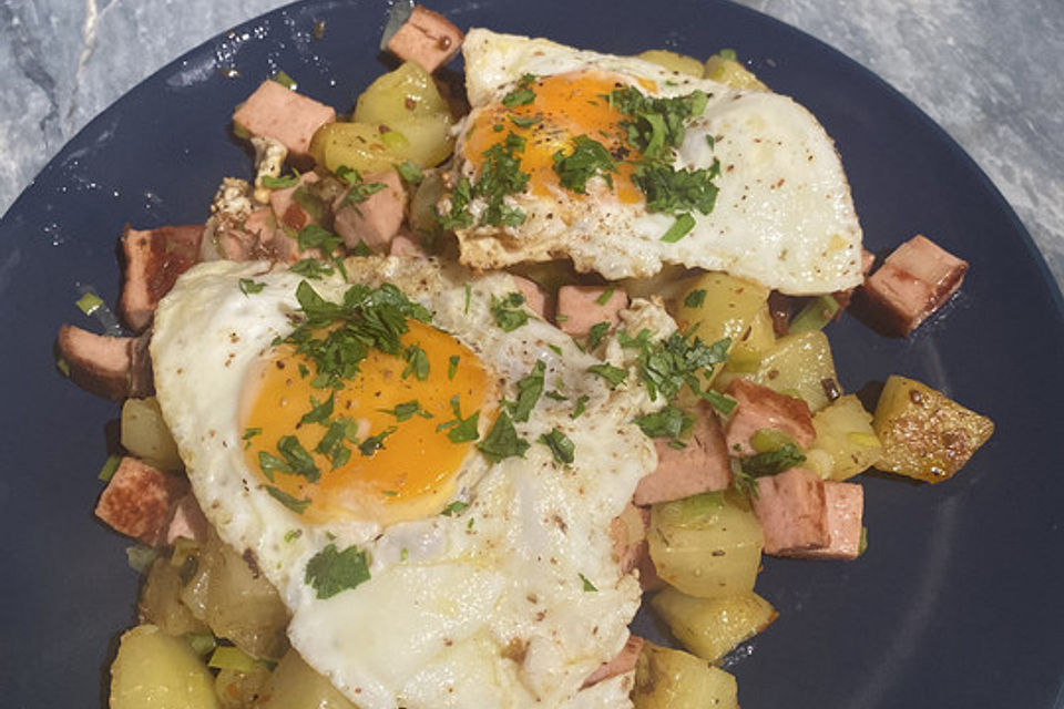 Kartoffel-Leberkäse-Pfanne mit Spiegelei