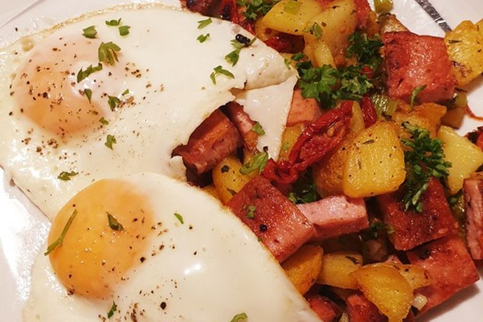 Kartoffel-Leberkäse-Pfanne mit Spiegelei