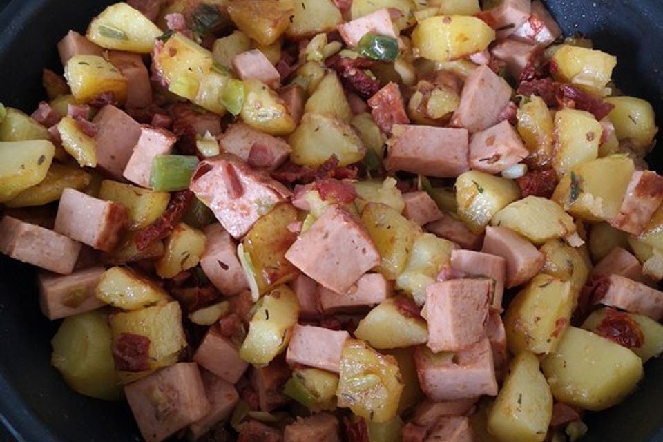 Kartoffel-Leberkäse-Pfanne mit Spiegelei