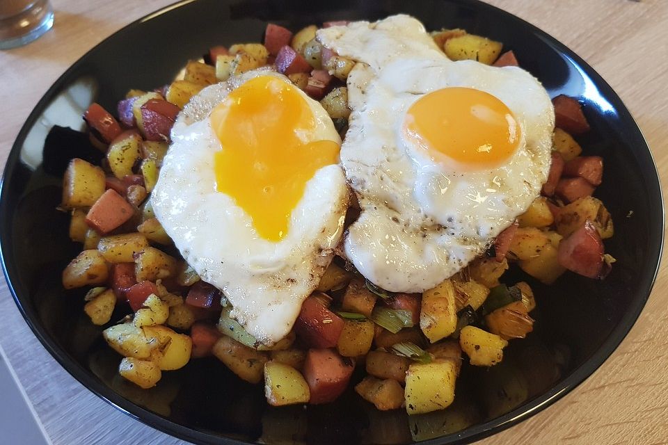 Kartoffel-Leberkäse-Pfanne mit Spiegelei