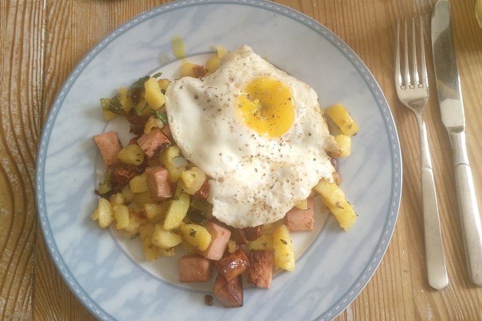 Kartoffel-Leberkäse-Pfanne mit Spiegelei