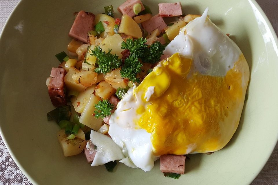 Kartoffel-Leberkäse-Pfanne mit Spiegelei