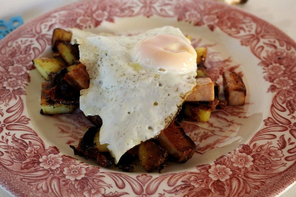 Kartoffel-Leberkäse-Pfanne mit Spiegelei