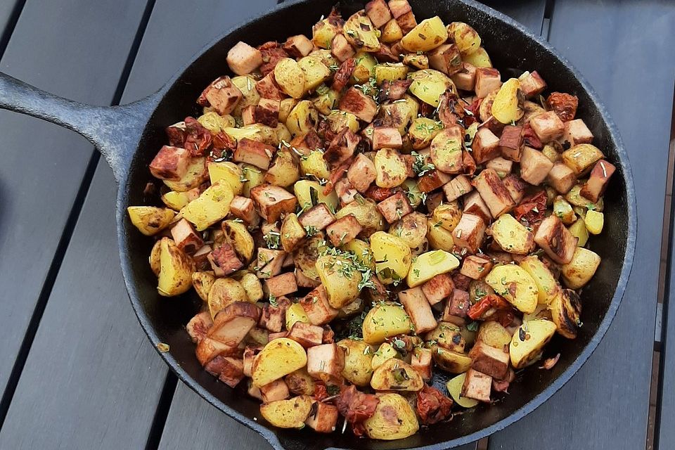 Kartoffel-Leberkäse-Pfanne mit Spiegelei