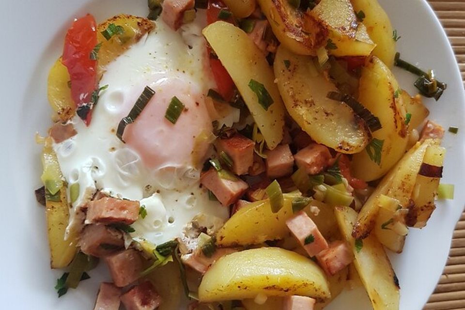 Kartoffel-Leberkäse-Pfanne mit Spiegelei