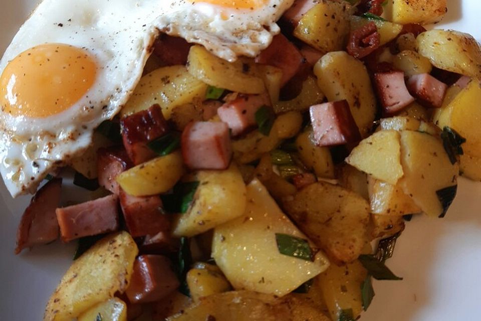 Kartoffel-Leberkäse-Pfanne mit Spiegelei