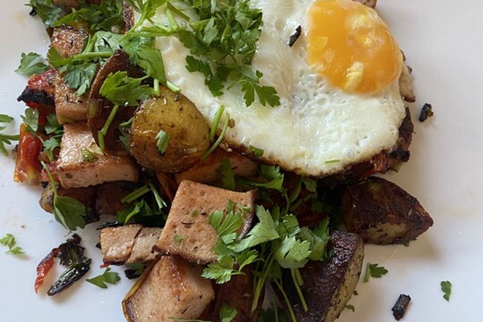 Kartoffel-Leberkäse-Pfanne mit Spiegelei