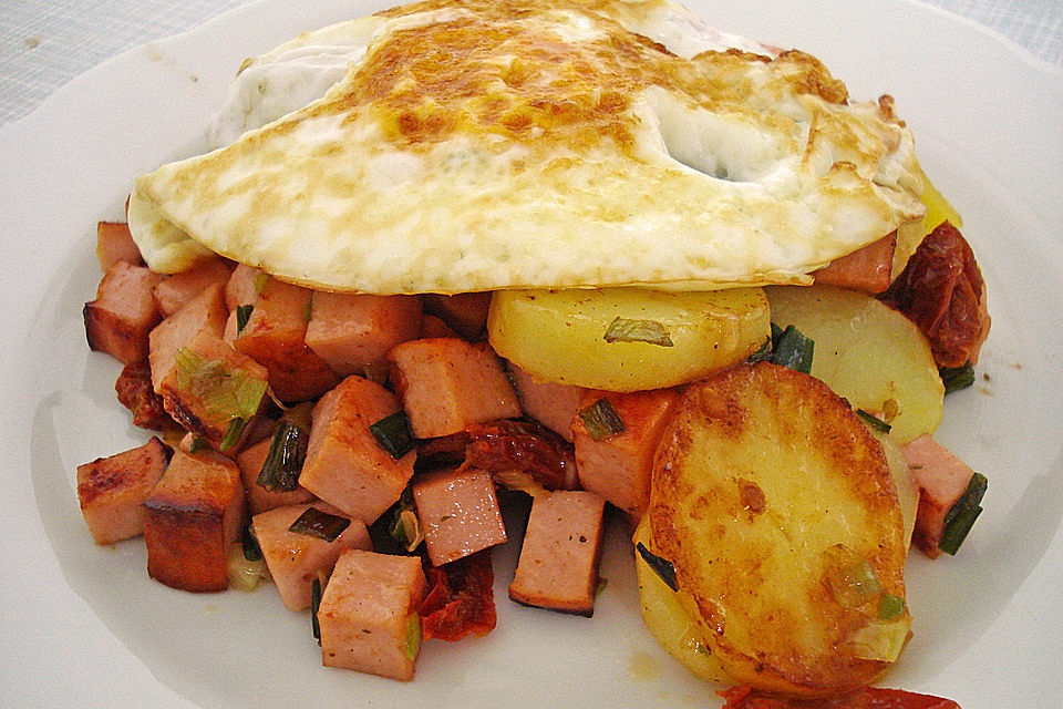 Kartoffel-Leberkäse-Pfanne mit Spiegelei