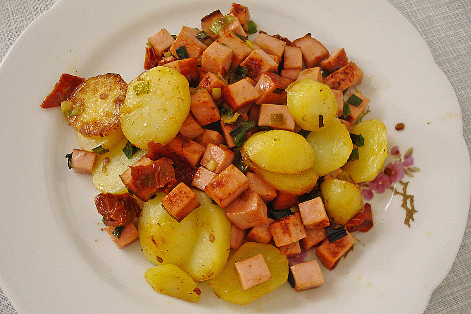 Kartoffel-Leberkäse-Pfanne mit Spiegelei