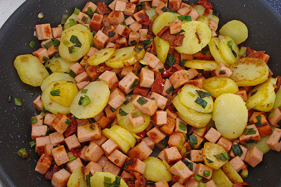 Kartoffel-Leberkäse-Pfanne mit Spiegelei