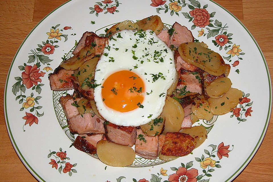 Kartoffel-Leberkäse-Pfanne mit Spiegelei