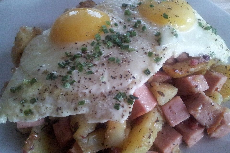 Kartoffel-Leberkäse-Pfanne mit Spiegelei