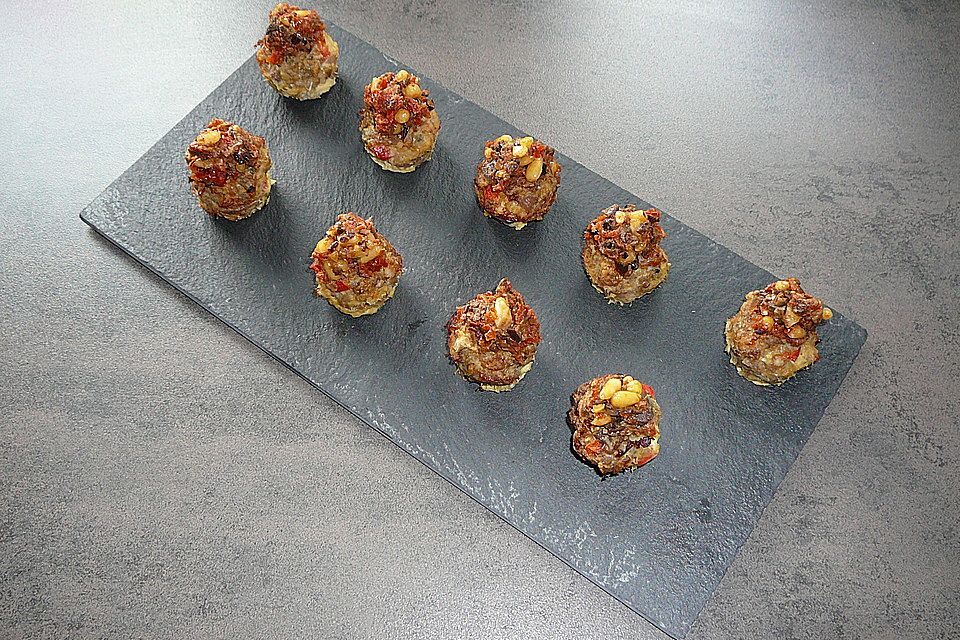 Salsiccia-Cup Cakes mit Tapenade-Topping