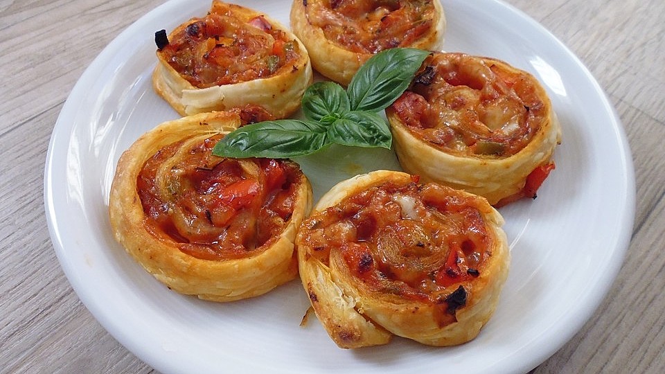 Blatterteigschnecken Mit Paprika Tomate Und Mozzarella Von Schmubi Chefkoch
