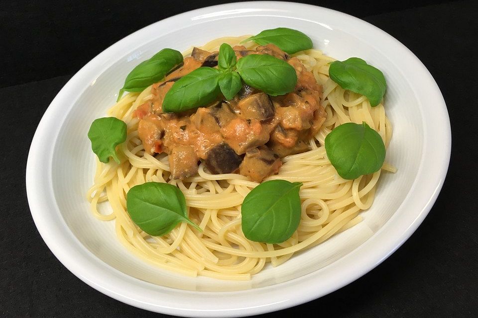 Spagetti mit Auberginen-Tomaten-Sauce