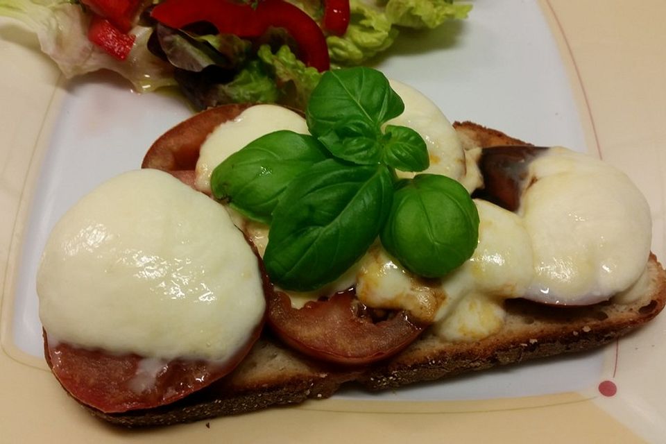 Knoblauchtoast mit Tomaten und Mozzarella Knoblauchtoast mit Tomaten und Mozzarella