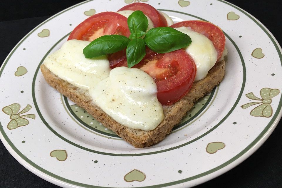 Knoblauchtoast mit Tomaten und Mozzarella