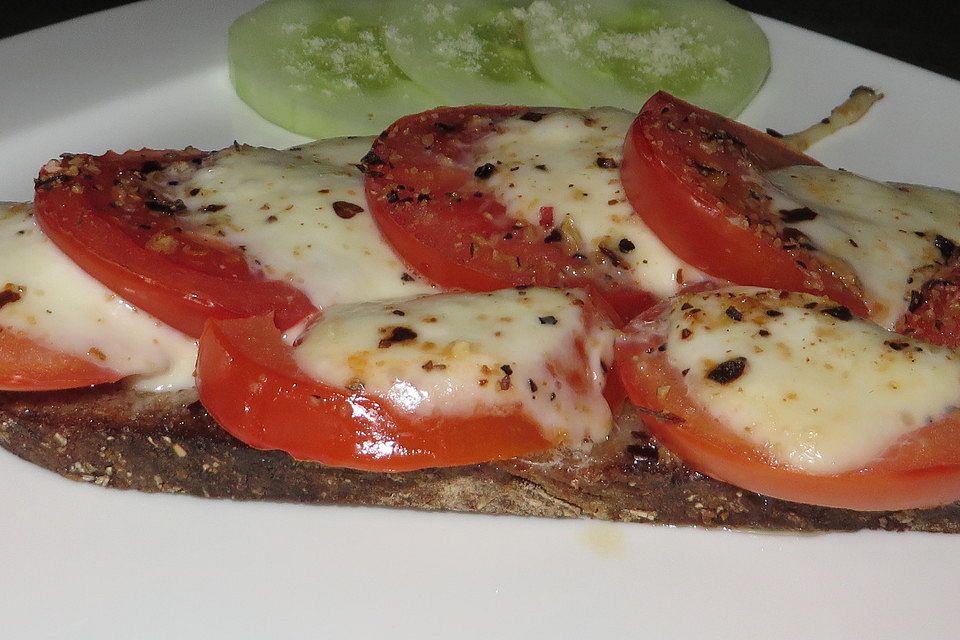 Knoblauchtoast mit Tomaten und Mozzarella Knoblauchtoast mit Tomaten und Mozzarella