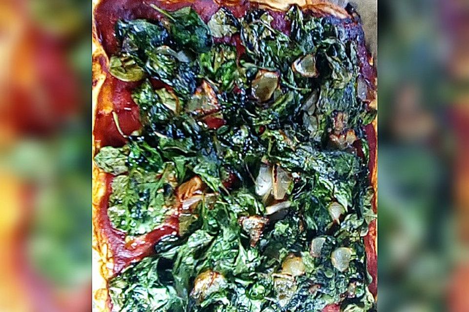 Vegane Spinat-Pizza mit Röstzwiebeln