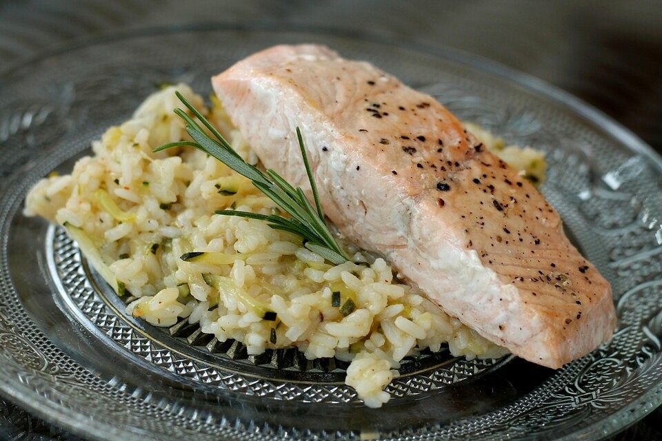 Zucchinireis mit gebratenem Lachsfilet