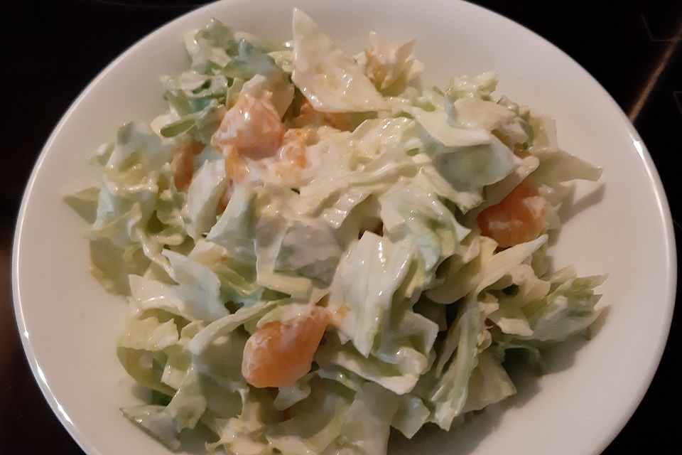 Eisbergsalat mit saurer Sahne und Mandarinen