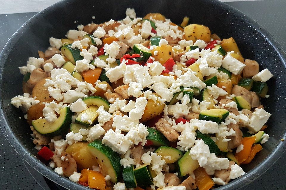 Zucchini-Hähnchen-Pfanne mit Kartoffeln und Schafskäse