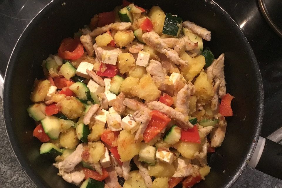 Zucchini-Hähnchen-Pfanne mit Kartoffeln und Schafskäse