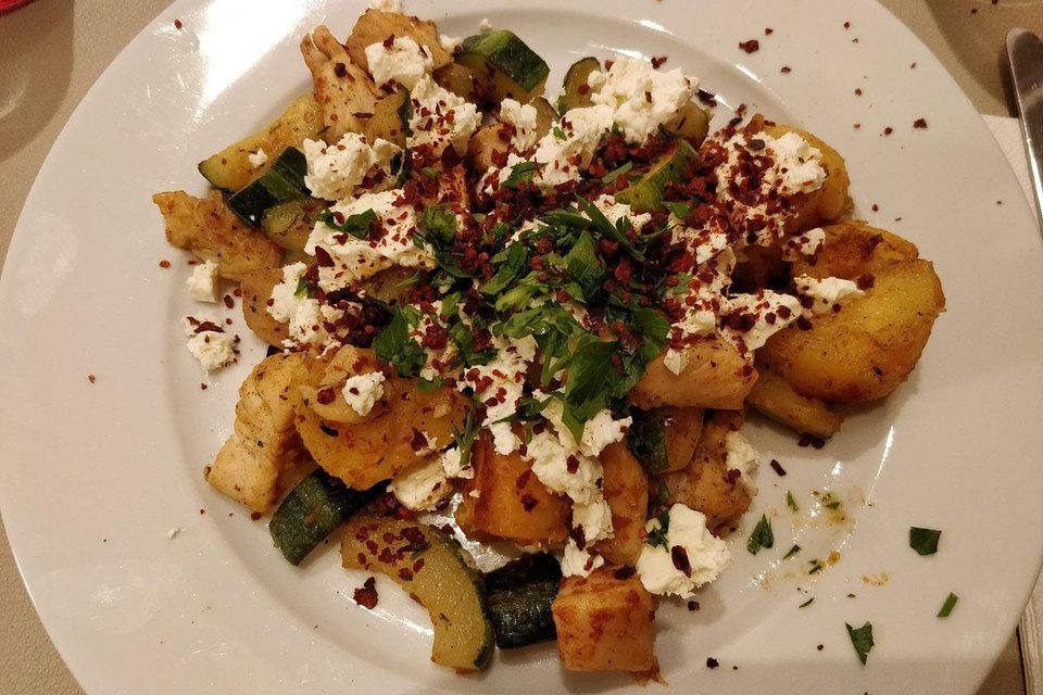 Zucchini-Hähnchen-Pfanne mit Kartoffeln und Schafskäse