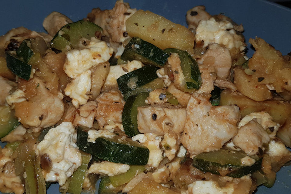 Zucchini-Hähnchen-Pfanne mit Kartoffeln und Schafskäse