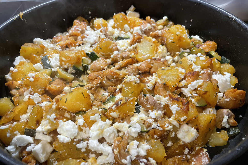 Zucchini-Hähnchen-Pfanne mit Kartoffeln und Schafskäse