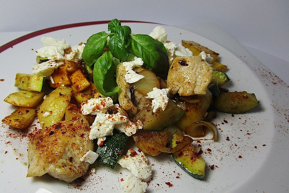 Zucchini-Hähnchen-Pfanne mit Kartoffeln und Schafskäse