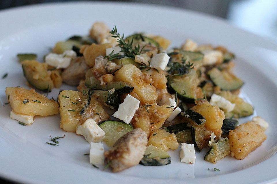 Zucchini-Hähnchen-Pfanne mit Kartoffeln und Schafskäse