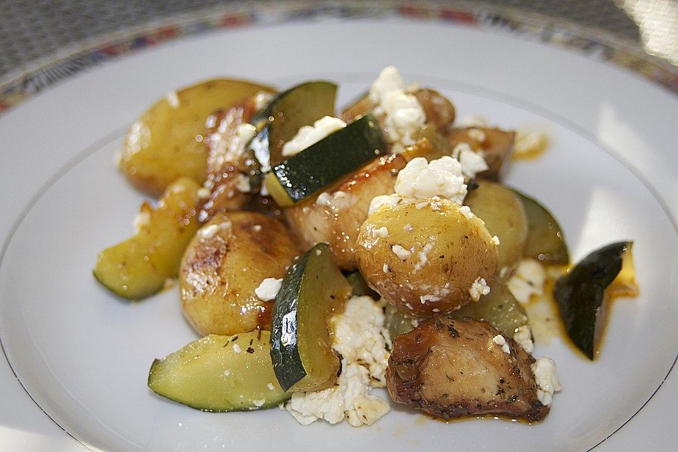 Zucchini-Hähnchen-Pfanne mit Kartoffeln und Schafskäse