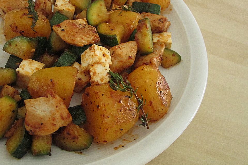 Zucchini-Hähnchen-Pfanne mit Kartoffeln und Schafskäse