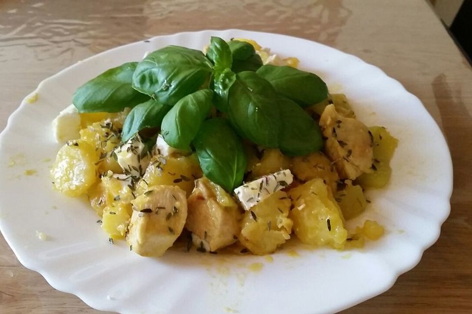 Zucchini-Hähnchen-Pfanne mit Kartoffeln und Schafskäse