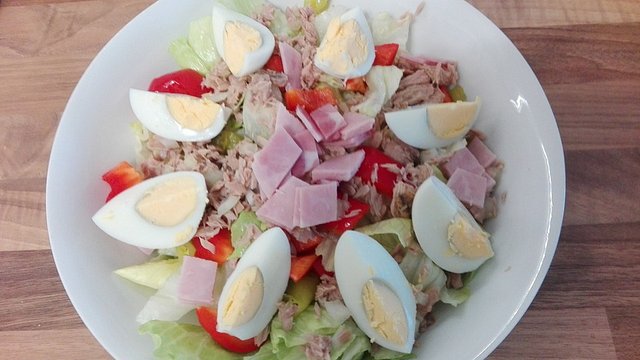 Einfacher, gemischter Salat mit Ei von Herdquäler Einfacher, gemischter Salat mit Ei von Herdquäler