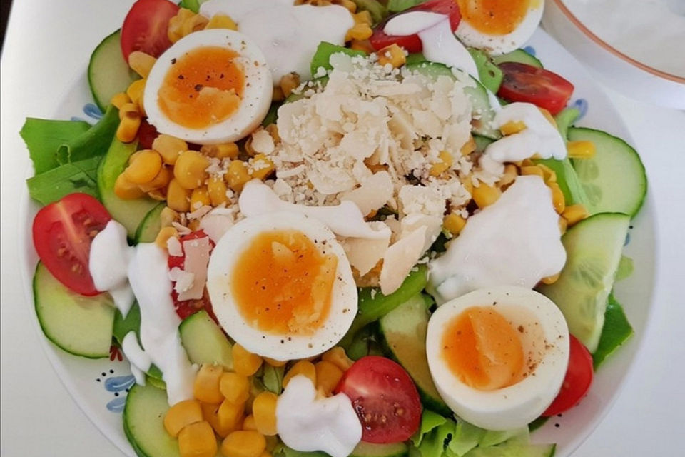 Einfacher, gemischter Salat mit Ei