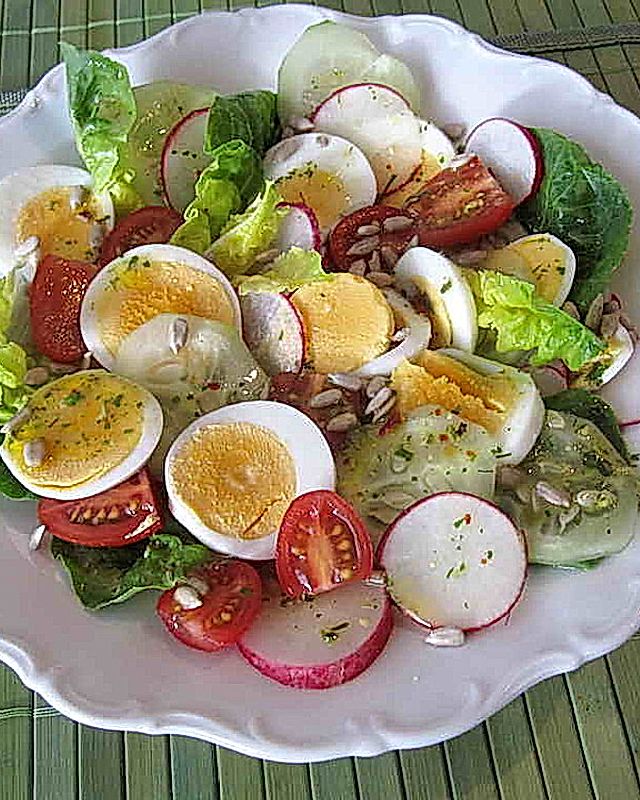 Einfacher, gemischter Salat mit Ei