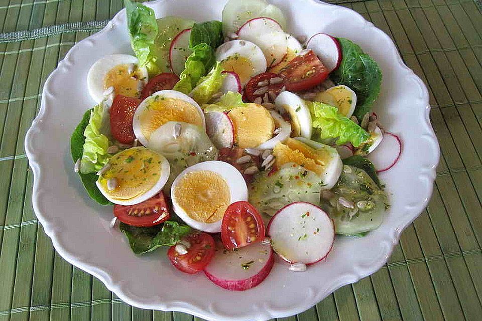 Einfacher, gemischter Salat mit Ei