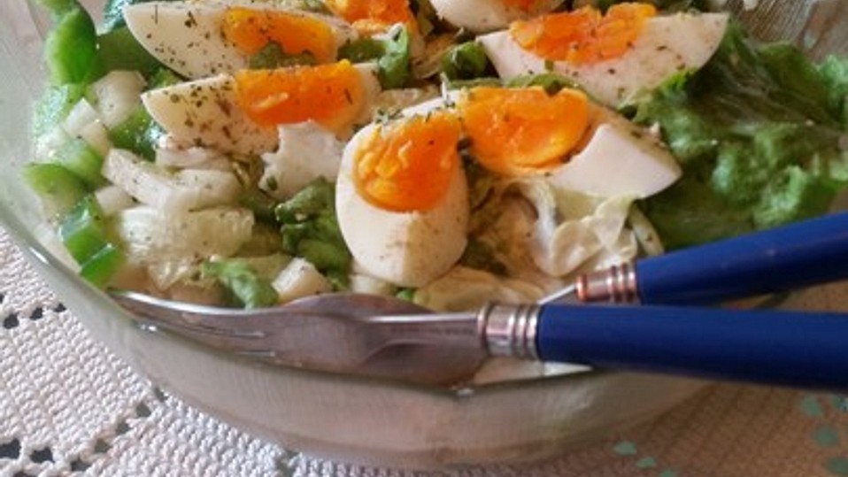 Einfacher, gemischter Salat mit Ei von Herdquäler